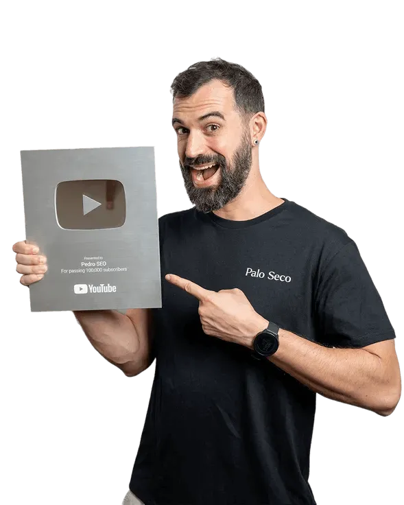 Pedro amb la placa de plata de YouTube per superar els 100.000 subscriptors